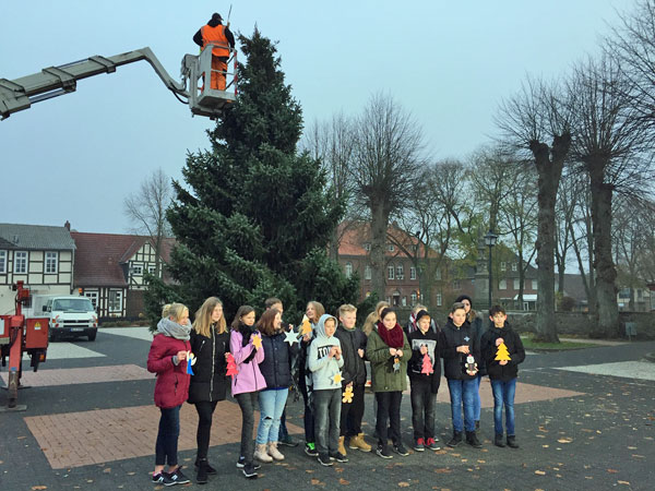 Tannenbaum auf dem Marktplatz Harpstedt erstrahlt in neuem Glanz