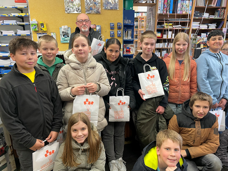 Die Schüler der Klasse 5a holten sich ihre Bücher persönlich ab und zeigten sich dankbar über das Geschenk.