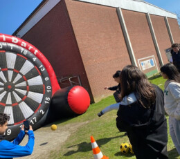Die Riesen-Dartscheibe war nicht nur bei den Fußball-Spielern beliebt