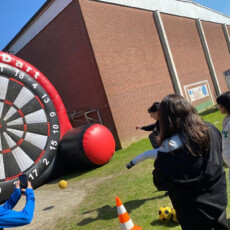 Die Riesen-Dartscheibe war nicht nur bei den Fußball-Spielern beliebt